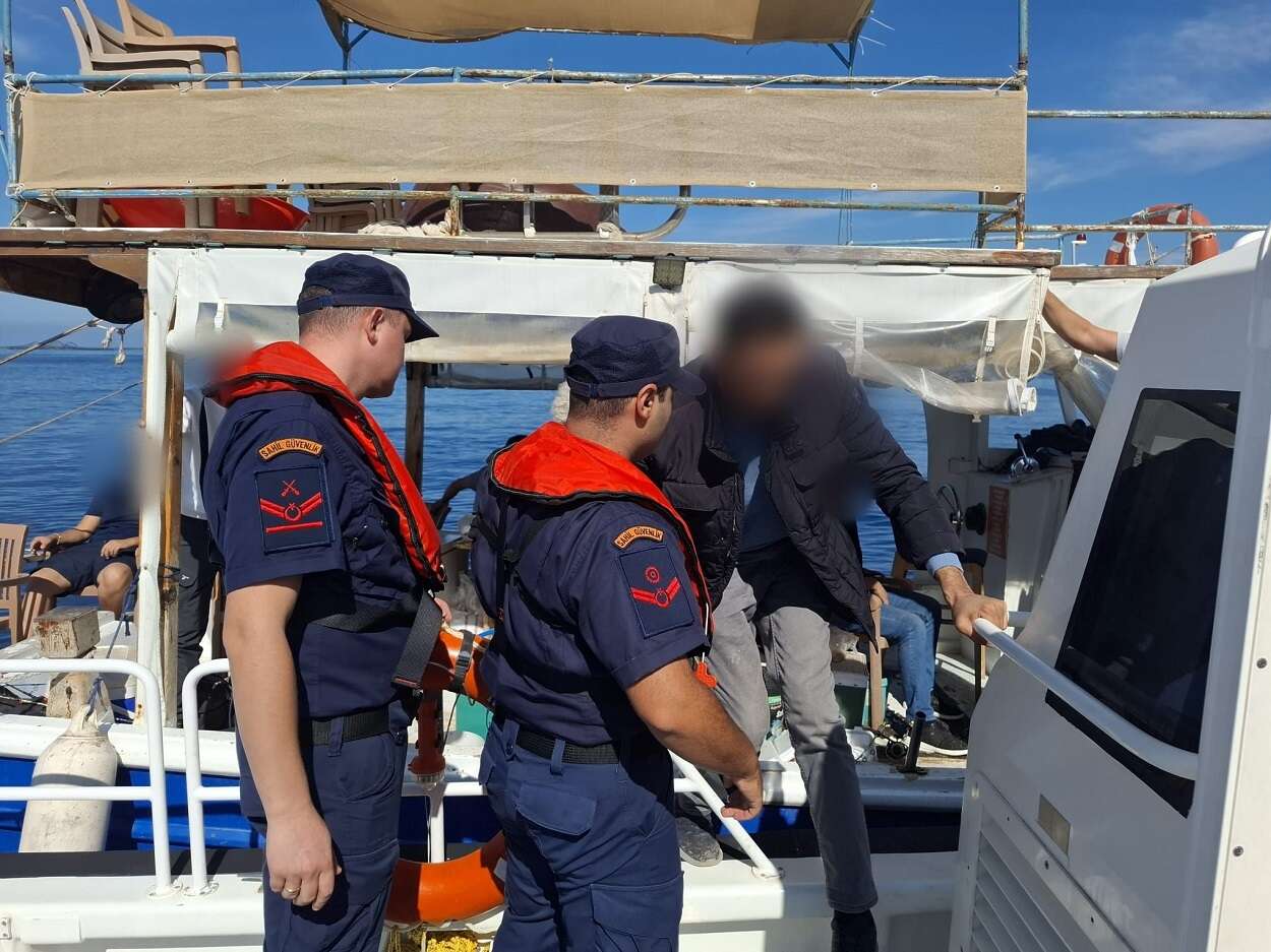 Muğla Açıklarında Peş Peşe Tıbbi Tahliye, Lüks Yattan Yaralı, Balıkçı Teknesinden Rahatsızlanan Şahıs Kurtarıldı 1